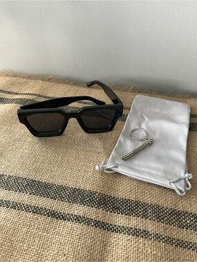 Black Women's Rectangular Sunglasses - Sleek UV Protection